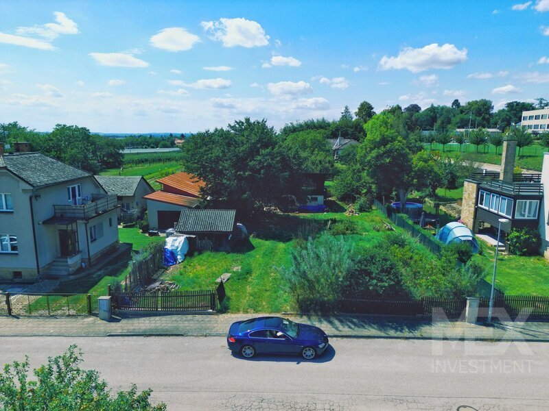 Prodej pozemku o velikosti 799 m2 v klidné obci Chodovice - Holovousy
