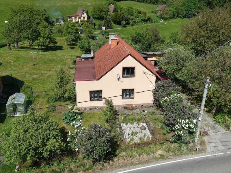 Rodinný dům s rozlehlým pozemkem 3 016 m² na klidném místě v Horním Kostelci