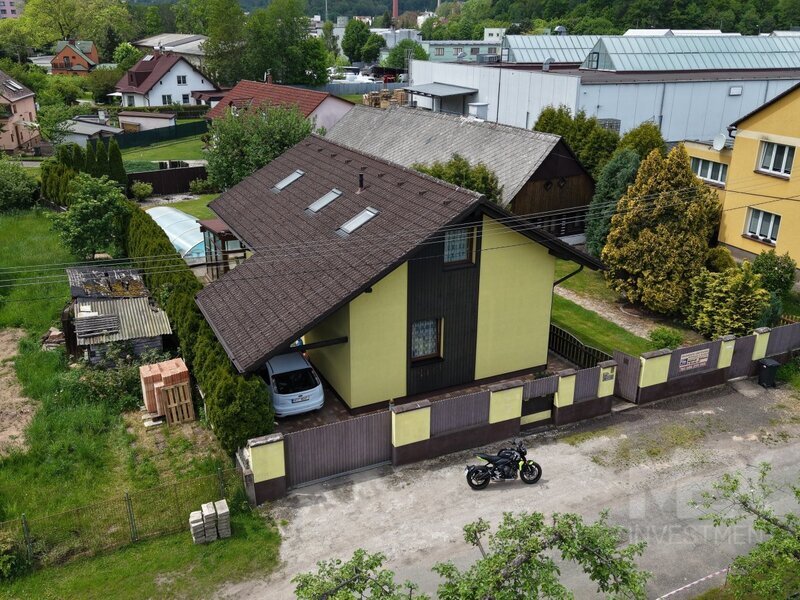 Moderní rodinný dům s bazénem a zimní zahradou v žádané části Náchoda