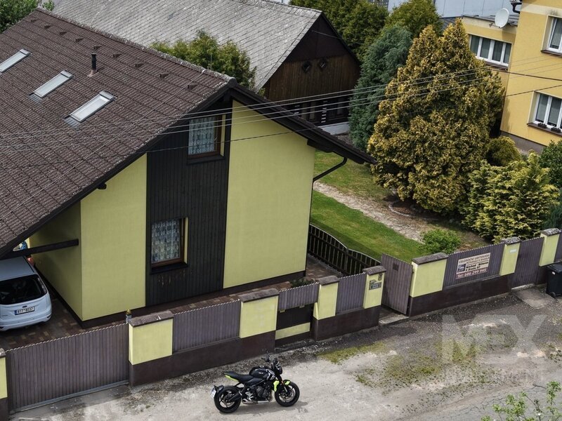 Moderní rodinný dům s bazénem a zimní zahradou v žádané části Náchoda