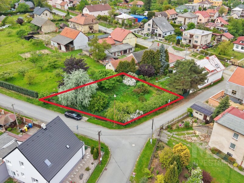 Prodej útulného pozemku v obci Zásmuky - 610 m2
