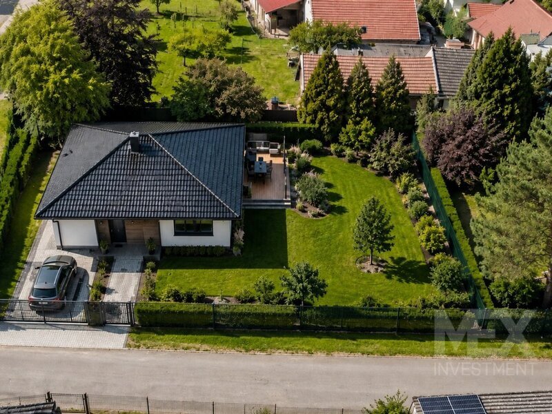 Prodej útulného pozemku v obci Zásmuky - 610 m2